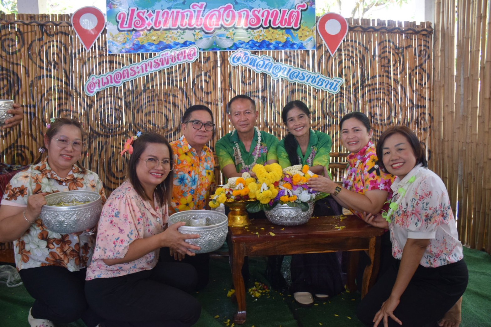 รดน้ำดำหัว เนื่องในประเพณีสงกรานต์