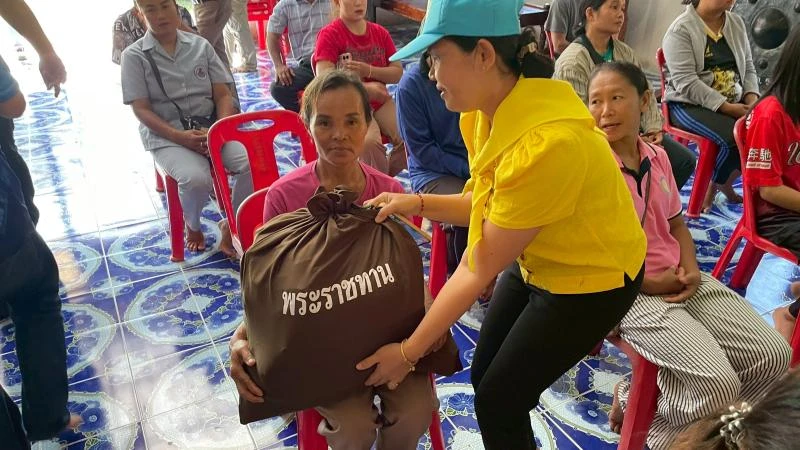 องค์การบริหารส่วนตำบลขามเปี้ย จัดพิธีมอบถุงยังชีพพระราชทานให้กับผู้ได้รับผลกระทบจากอุทกภัย